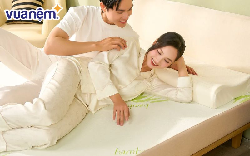 Những người bị đau lưng, đau vai gáy hoặc có vấn đề về xương khớp nên lựa chọn nằm đệm cao su