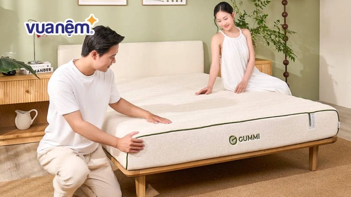 2. Lời khuyên từ chuyên gia khi lựa chọn đệm cao su Chất lượng nệm cao su ảnh hưởng trực tiếp đến giấc ngủ và sức khỏe xương khớp của người dùng. Vì vậy, việc chọn đúng loại nệm phù hợp không chỉ giúp cải thiện chất lượng giấc ngủ mà còn góp phần bảo vệ cột sống, giảm đau mỏi và mang lại sự thoải mái tối ưu. Theo tham vấn từ Bác sĩ Nguyễn Thường Hanh (Bệnh viện Đa khoa tỉnh Bắc Ninh), mỗi người có cảm nhận khác nhau về độ thoải mái khi nằm, vì vậy cần cân nhắc nhiều yếu tố trước khi đưa ra quyết định mua nệm. Dưới đây là một số lời khuyên từ chuyên gia để bạn chọn được chiếc nệm cao su chất lượng và phù hợp nhất. 2.1. Kiểm tra độ đàn hồi Độ đàn hồi là yếu tố then chốt quyết định sự thoải mái và khả năng nâng đỡ của nệm cao su. Theo Dr. Bruce Cotliar – chuyên gia chỉnh hình tại Trung tâm Y khoa Mount Sinai (Mỹ), nệm cao su thường có độ cứng dao động từ 4 đến 8 trên thang 10 điểm. Mức này giúp sản phẩm phù hợp với nhiều người, từ người nhẹ cân cần sự êm ái đến người nặng cân cần độ vững chắc. Khi chọn nệm, bạn nên trực tiếp kiểm tra độ đàn hồi bằng cách dùng tay ấn xuống và quan sát khả năng phục hồi. Một chiếc nệm chất lượng sẽ trở lại hình dáng ban đầu nhanh chóng, không bị lõm lâu hay lún sâu quá mức – yếu tố quan trọng để bảo vệ cột sống và hạn chế lệch tư thế khi ngủ. Nhiều người dùng đánh giá cao độ đàn hồi vừa phải (mức 6–7), vì nó tạo cảm giác êm dịu mà vẫn giữ cơ thể ở tư thế tự nhiên. Anh Minh Nhật (Hà Nội) chia sẻ: “Tôi bị đau lưng nhẹ và sau khi đổi sang nệm cao su mức cứng 6, tình trạng này cải thiện rõ rệt.” Kiểm tra độ đàn hồi khi lựa chọn nệm cao su 2.2. Chú ý tình trạng cơ thể Mỗi người có tình trạng sức khỏe và cơ địa khác nhau, vì vậy việc đánh giá chất lượng nệm cao su cũng cần cân nhắc đến các yếu tố này. Một số đặc điểm của cơ thể có thể ảnh hưởng đến quyết định chọn nệm: Người có thân nhiệt cao hoặc dễ nóng khi ngủ: Nên chọn loại nệm có khả năng thoáng khí tốt để hạn chế tích nhiệt, tránh gây cảm giác hầm bí vào ban đêm. Người bị dị ứng: Nệm cao su là một lựa chọn lý tưởng vì có tính kháng khuẩn, chống nấm mốc và hạn chế bám bụi, giúp giảm nguy cơ kích ứng da và các vấn đề về hô hấp. Người bị đau lưng hoặc mắc các bệnh lý về xương khớp: Đệm cao su thiên nhiên với độ cứng vừa phải giúp nâng đỡ tốt, duy trì sự thẳng hàng của cột sống và giảm áp lực lên lưng. Ngoài ra, sử dụng gối có độ cao và độ cứng phù hợp cũng là yếu tố quan trọng giúp cải thiện tình trạng đau nhức. Nệm cao su là lựa chọn lý tưởng cho người đau cột sống 2.3. Cân nhắc tư thế nằm Tư thế ngủ ảnh hưởng lớn đến việc lựa chọn chất lượng nệm cao su phù hợp. Người nằm nghiêng: Nên chọn nệm mềm hoặc có topper để giảm áp lực lên vai và hông, tránh cảm giác đau nhức sau khi thức dậy. Người nằm sấp: Cần chọn nệm có độ cứng vừa phải để giữ cho hông và cột sống ở vị trí cân bằng, tránh gây cong võng lưng. Người nằm ngửa: Có thể linh hoạt lựa chọn nhiều loại nệm khác nhau, nhưng nệm có độ cứng trung bình sẽ mang lại sự hỗ trợ tốt nhất cho cột sống. 2.4. Xem xét xuất xứ nhãn hiệu Chất lượng nệm cao su không chỉ phụ thuộc vào chất liệu mà còn nằm ở quy trình sản xuất và độ tin cậy của thương hiệu. Mỗi hãng nệm có cách mô tả độ cứng và tính năng khác nhau, vì vậy người tiêu dùng cần tìm hiểu kỹ lưỡng trước khi chọn mua. Ưu tiên chọn các thương hiệu có uy tín, công khai rõ ràng về nguồn nguyên liệu và quy trình kiểm định là bước quan trọng. Các dòng nệm cao su thiên nhiên chất lượng thường đi kèm chứng nhận OEKO-TEX, LGA hay ECO-INSTITUT – xác nhận sản phẩm không chứa hóa chất độc hại và có khả năng kháng khuẩn tự nhiên. Bên cạnh đó, chính sách bảo hành và dùng thử cũng là yếu tố cần quan tâm. Hiện nhiều thương hiệu lớn như Liên Á, Vạn Thành hay Gummi cho phép khách hàng trải nghiệm sản phẩm từ 15–30 đêm trước khi đưa ra quyết định cuối cùng. Theo chị Minh Anh (Hà Nội), “Nhờ chính sách dùng thử, tôi mới thật sự yên tâm chọn nệm mà không còn lo chọn nhầm.” Lựa chọn nệm cao su từ thương hiệu uy tín, xuất xứ rõ ràng 2.5. Dành thời gian nằm thử Nằm thử là bước quan trọng giúp bạn đánh giá chính xác chất lượng nệm cao su. Các chuyên gia khuyên rằng nếu có thể, bạn nên nằm thử nệm trong khoảng 10 - 15 phút ở nhiều tư thế khác nhau để kiểm tra mức độ thoải mái. Điều này giúp bạn cảm nhận rõ hơn về độ đàn hồi, khả năng nâng đỡ và độ cứng của nệm. Bên cạnh đó, hãy chú ý đến cảm giác của cơ thể khi nằm. Nếu bạn cảm thấy lưng hoặc vai bị đau sau vài phút, có thể nệm không phù hợp với bạn. Ngược lại, nếu bạn có cảm giác thư giãn, dễ chịu ngay từ lần đầu tiên, đó có thể là một lựa chọn tốt. Xem thêm: Phân tích ưu nhược điểm của nệm cao su chi tiết nhất Kinh nghiệm mua nệm cao su chất lượng, phù hợp với sức khỏe