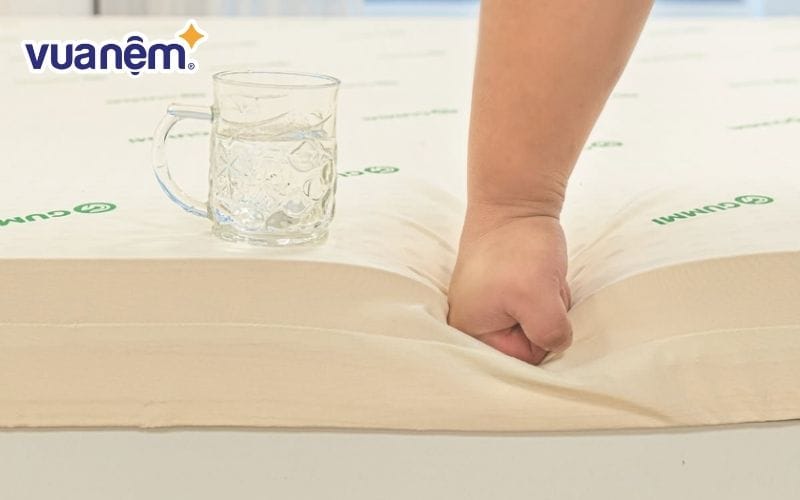 Kiểm tra độ đàn hồi của nệm cao su trước khi mua