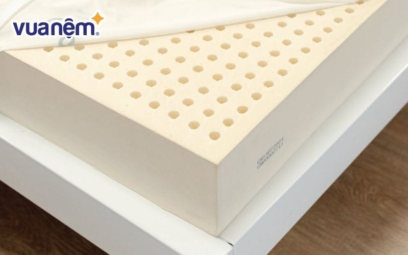 Kiểm tra độ thoáng khí của nệm qua hệ thống các lỗ thông hơi
