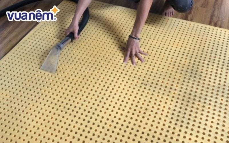 Vệ sinh nệm cao su non đúng cách
