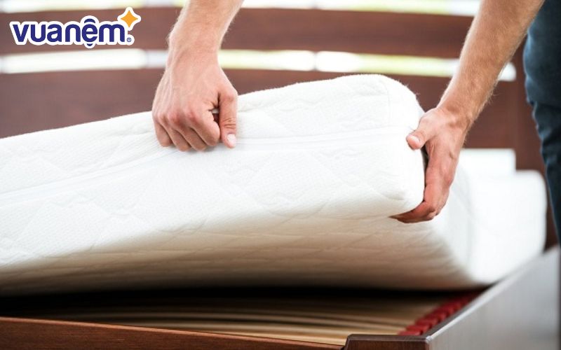 Nên thay và tháo ga giường khi không sử dụng Nên thay và tháo ga giường khi không sử dụng nệm trong thời gian dài