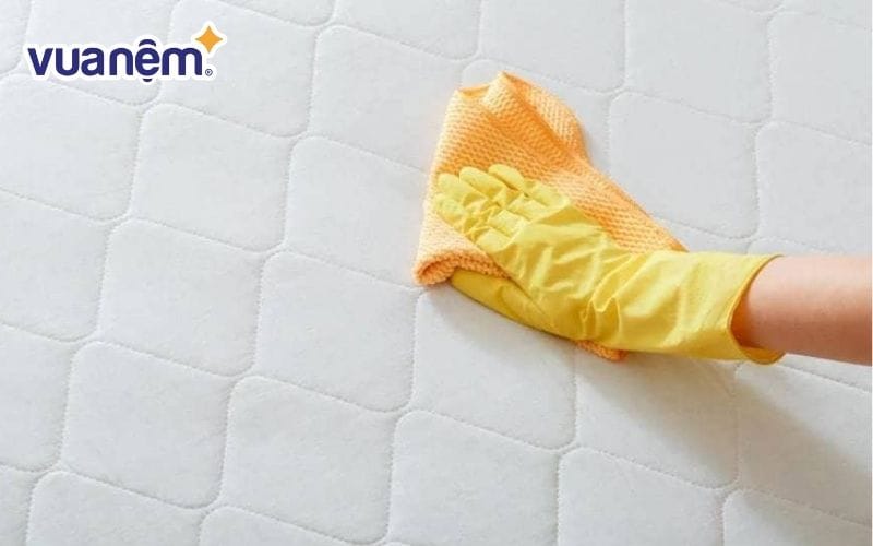 Thấm hút vết nước trên nệm ngay khi phát hiện