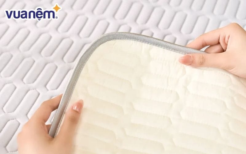 Vệ sinh trước khi sử dụng đánh bay mùi đặc trưng của chiếu điều hòa cao su non