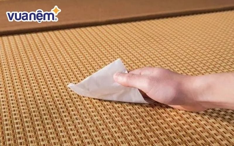 Nên giặt bằng tay thay vì giặt chiếu điều hòa bằng máy giặt