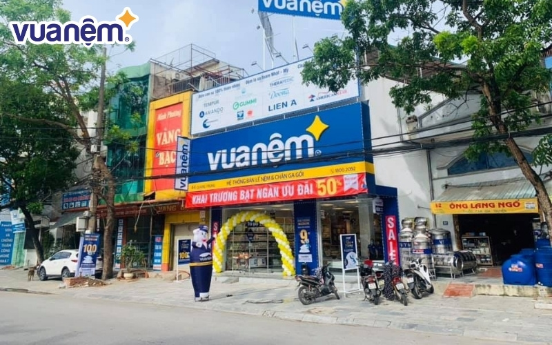 Trải nghiệm nệm trực tiếp tại showroom Vua Nệm