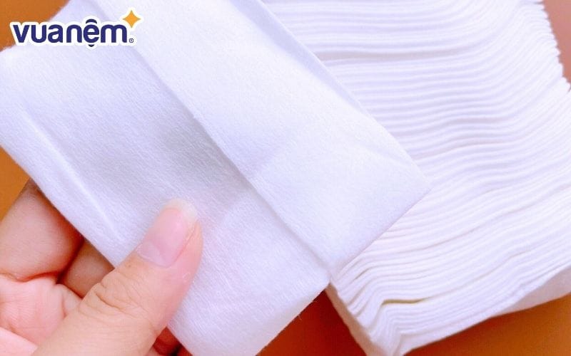 Hướng dẫn sử dụng nệm cao su - Sử dụng khăn khô và phấn rôm để làm khô nệm