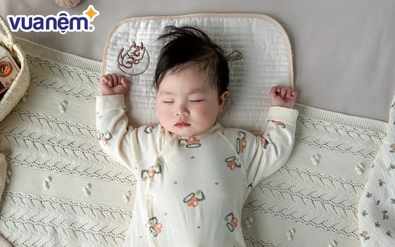 Khi thực hiện cách kê gối cho trẻ sơ sinh, cha mẹ cần chú ý đến kích thước gối.