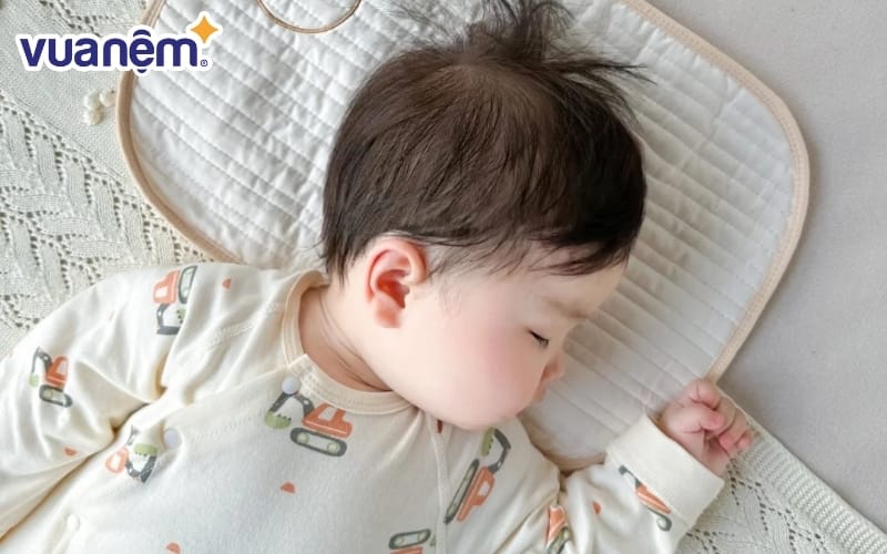 Với trẻ sơ sinh, gối chỉ nên cao từ 1 - 3 cm, mỏng và mềm vừa phải