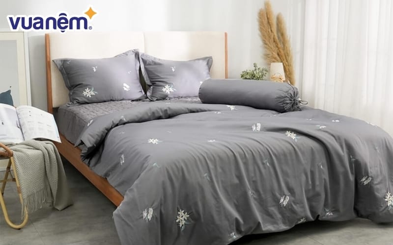 Bộ ga chun chăn chần Amando thêu cotton satin màu xám