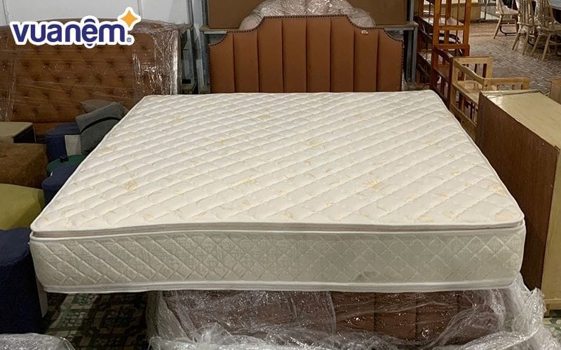 Kiểm tra màu sắc của nệm thanh lý