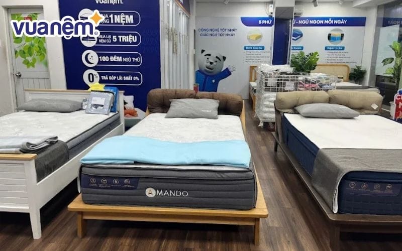Khách hàng trải nghiệm nệm lò xo chính hãng tại showroom Vua Nệm
