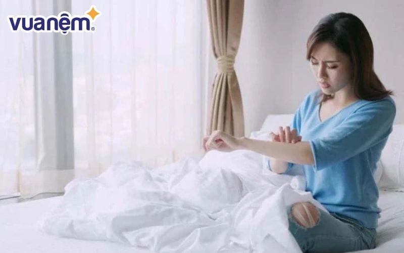 Bạn nên tìm cách xử lý nệm lò xo cũ nếu nằm nệm cảm thấy ngứa ngáy