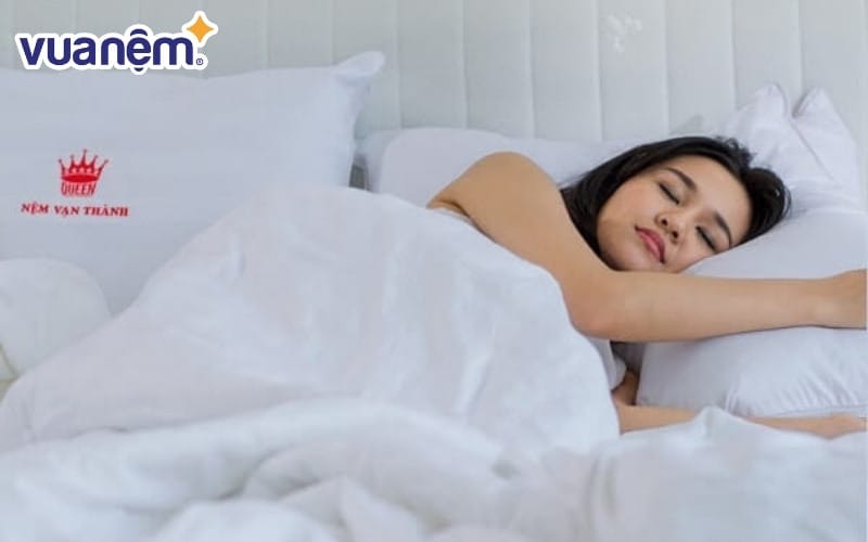 Kích thước 1m8 rất thích hợp cho những ai thích nằm rộng rãi