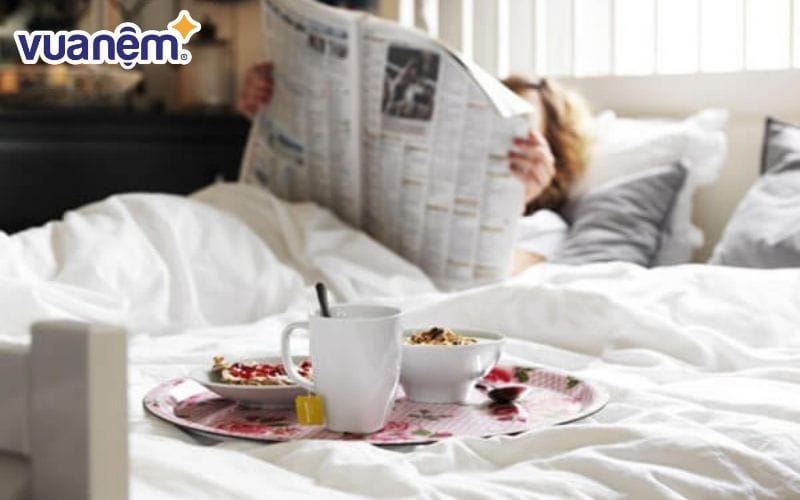 Vết bẩn do đồ ăn bị rơi lâu ngày phát triển thành nấm mốc