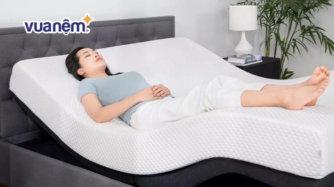 Xem tivi trên giường