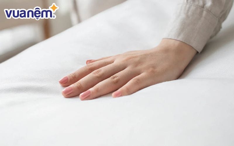 Giặt nệm thường xuyên giúp hạn chế các tác nhân gây hại không đáng có cho bé