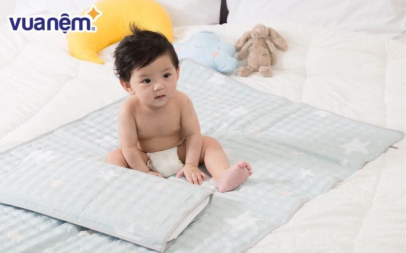 Không sử dụng các chất tẩy rửa mạnh khi giặt nệm cho bé