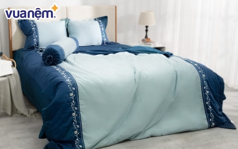 Bộ ga chun chăn chần Amando thêu cotton satin màu xanh lá