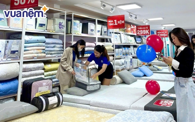 Trải nghiệm nệm tại cửa hàng trước khi mua