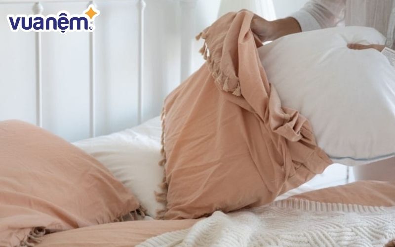 Hãy thường xuyên tháo ga trải giường, vỏ gối vào ban ngày