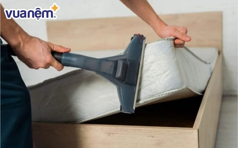 Loại bỏ mạt bụi khỏi nệm bằng cách thường xuyên hút bụi trên nệm và vỏ nệm