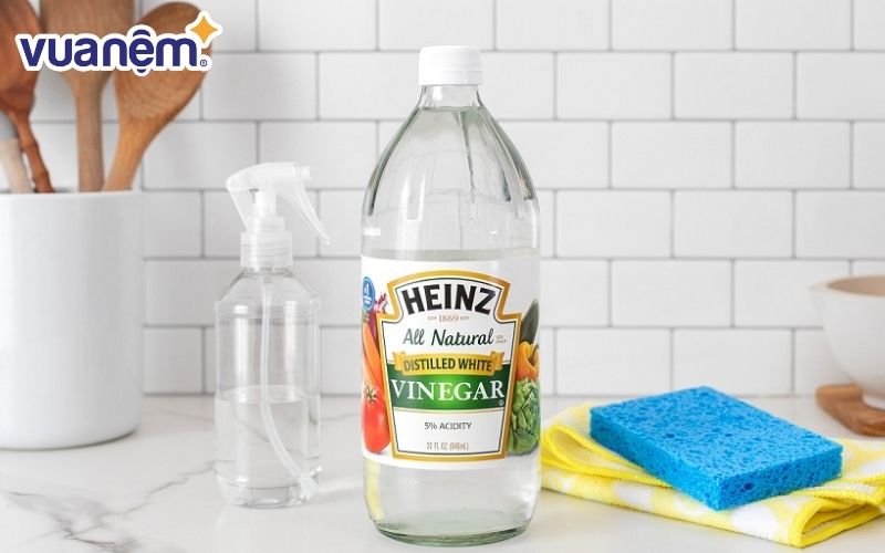 Sử dụng giấm trắng để loại bỏ mạt bụi khỏi nệm