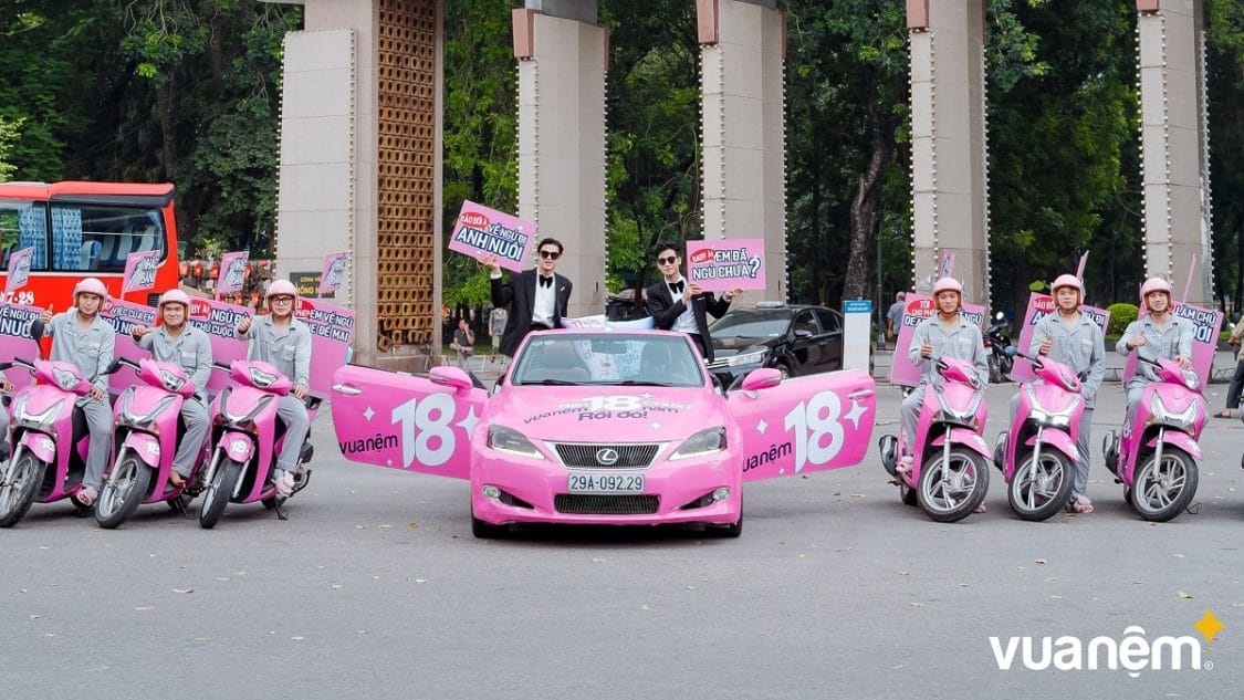 “Tổng tài” Vua Nệm xuống phố nhắc bạn… đi ngủ!