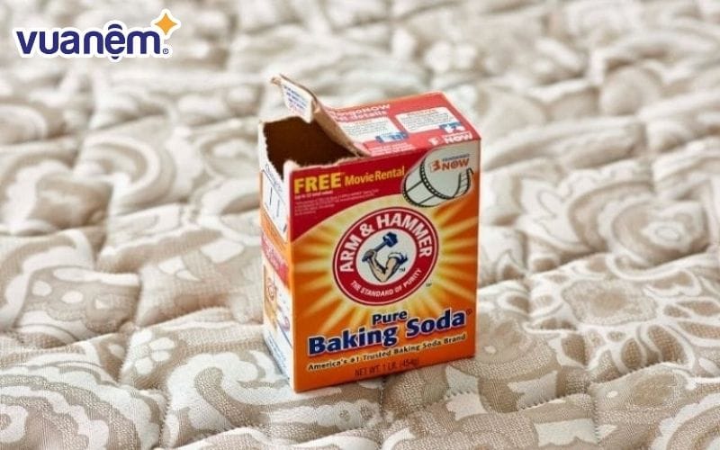 Baking soda cũng có thể làm sạch vết mốc