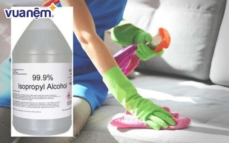 Kết hợp rượu Isopropyl và nước ấm để tẩy vết mốc trên đệm