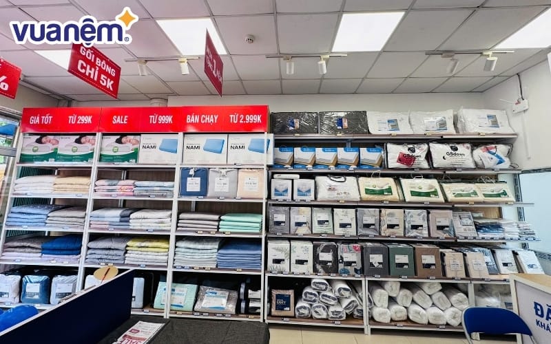 Không gian mua sắm đa dạng sản phẩm chăn ga gối đệm tại Vua Nệm