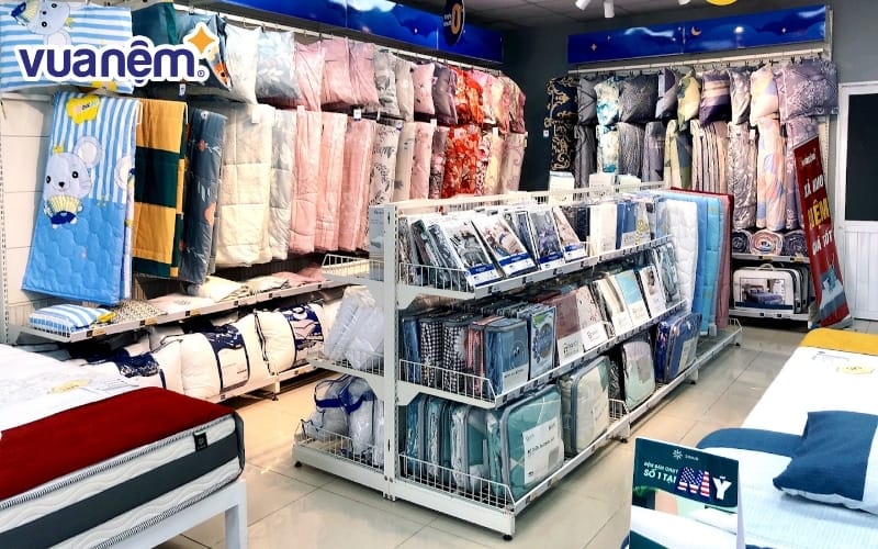 Không gian mua sắm rộng rãi tại cửa hàng Vua Nệm quận 2