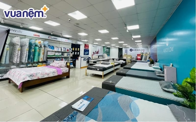 Vua Nệm trưng bày nhiều sản phẩm tại cửa hàng