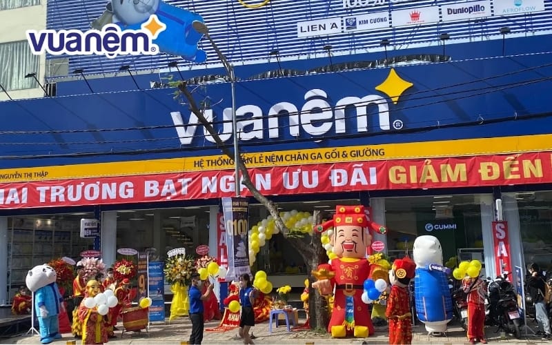 Vua Nệm mang đến không gian mua sắm hiện đại, trưng bày đa dạng mẫu mã từ các thương hiệu