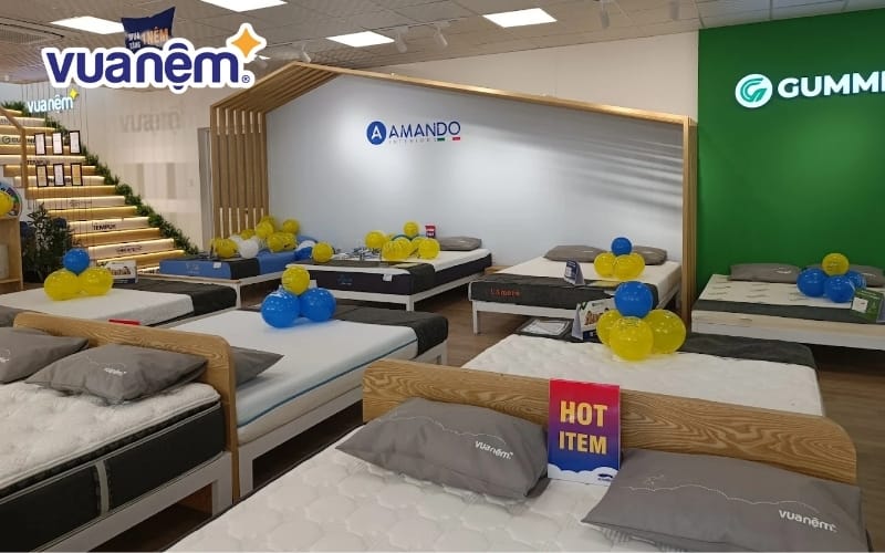 Vua Nệm mang đến không gian mua sắm hiện đại, trưng bày đa dạng mẫu mã từ các thương hiệu