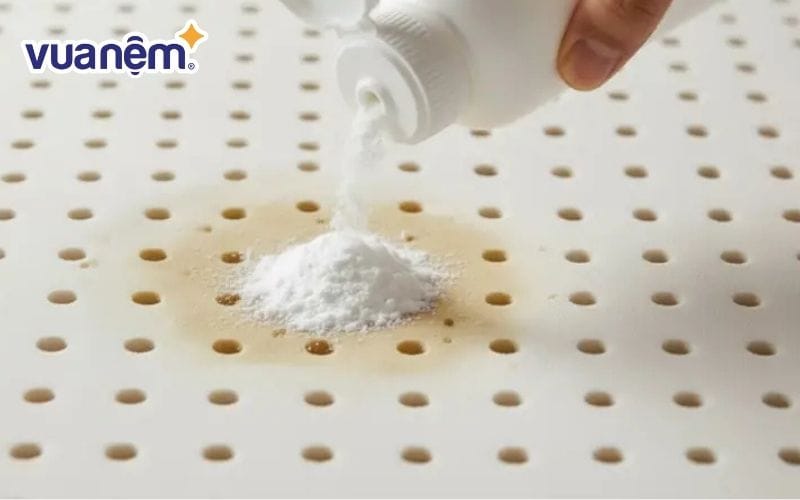 Dùng baking soda để khử mùi ẩm mốc của nệm trong mùa mưa