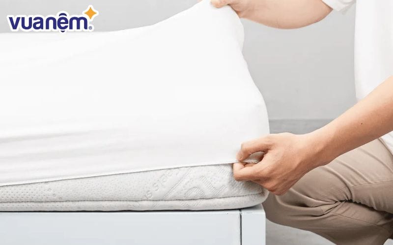 Nệm bị ẩm mốc phải làm sao: Sử dụng tấm bảo vệ nệm
