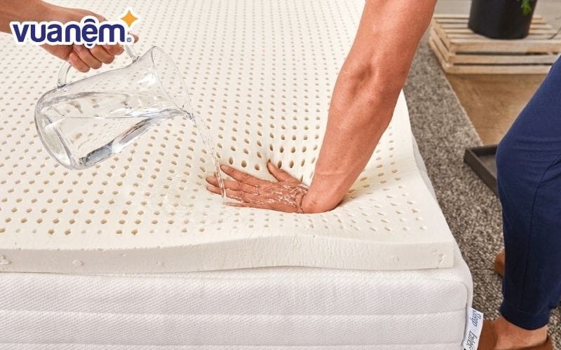 Không giặt nệm cao su trực tiếp với nước