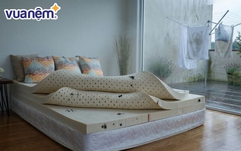 Không khí ẩm thấp khiến nệm bị mốc