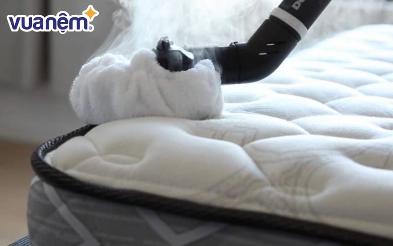 Làm sạch các vết bẩn trên nệm
