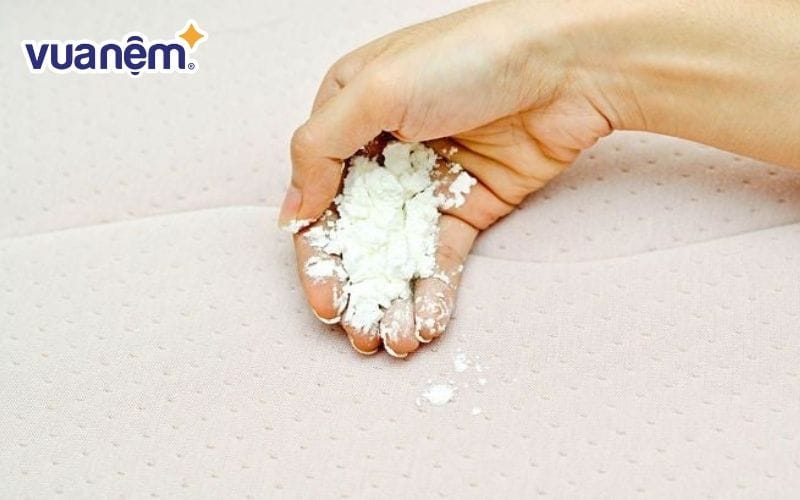 Phấn rôm được sử dụng để xử lý vết nấm mốc ở nệm