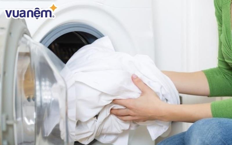 Ăn uống trên giường là thói quen dễ khiến chăn ga bị bám bẩn