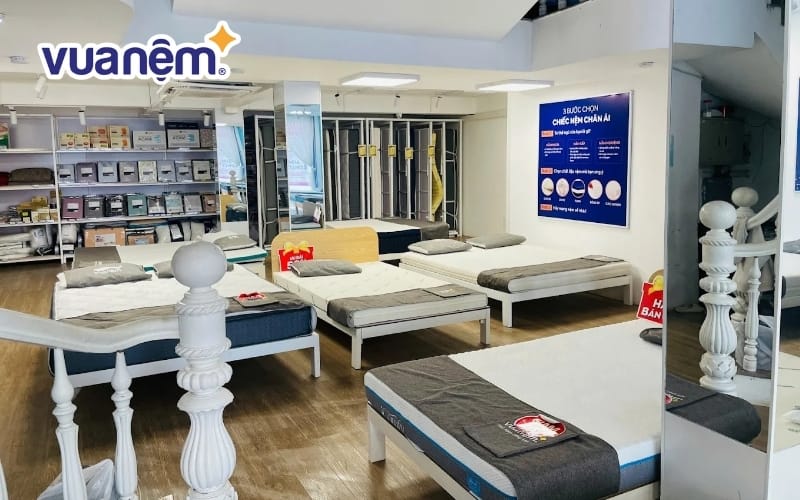 Không gian bên trong cửa hàng Vua Nệm