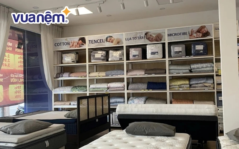 Nằm thử nệm tại cửa hàng Vua Nệm