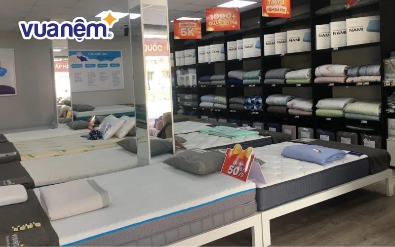 Nằm thử nệm tại showroom Vua Nệm