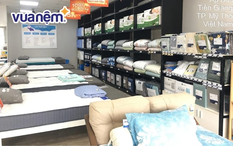 Nằm thử nệm tại showroom Vua Nệm