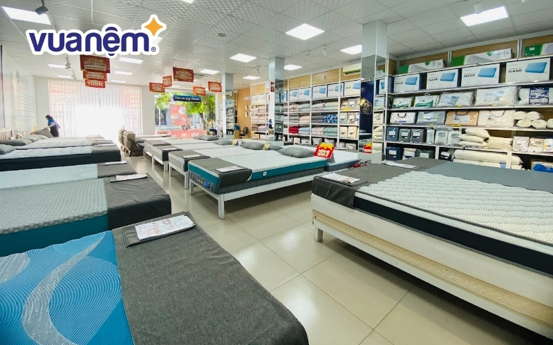 Nằm thử nệm Liên Á tại cửa hàng Vua Nệm