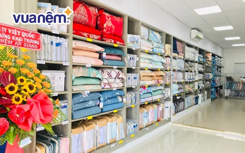 Nằm thử nệm Liên Á tại cửa hàng Vua Nệm