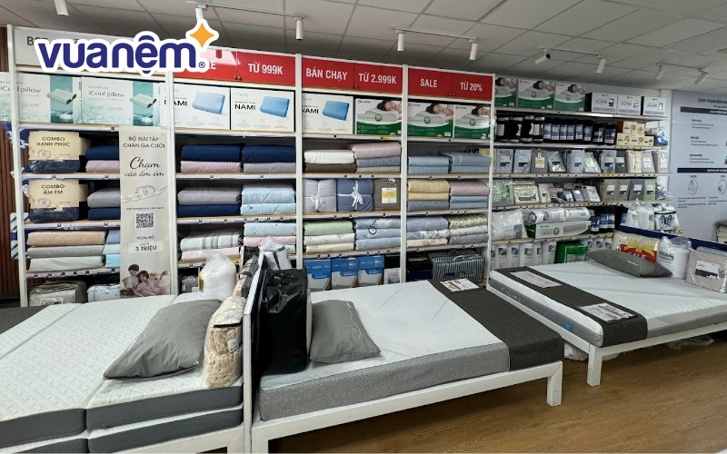 Không gian trưng bày sản phẩm bên trong cửa hàng Vua Nệm