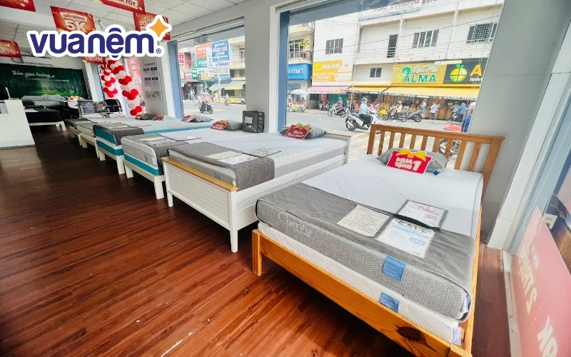 Không gian trưng bày tại cửa hàng Vua Nệm ở Đồng Tháp